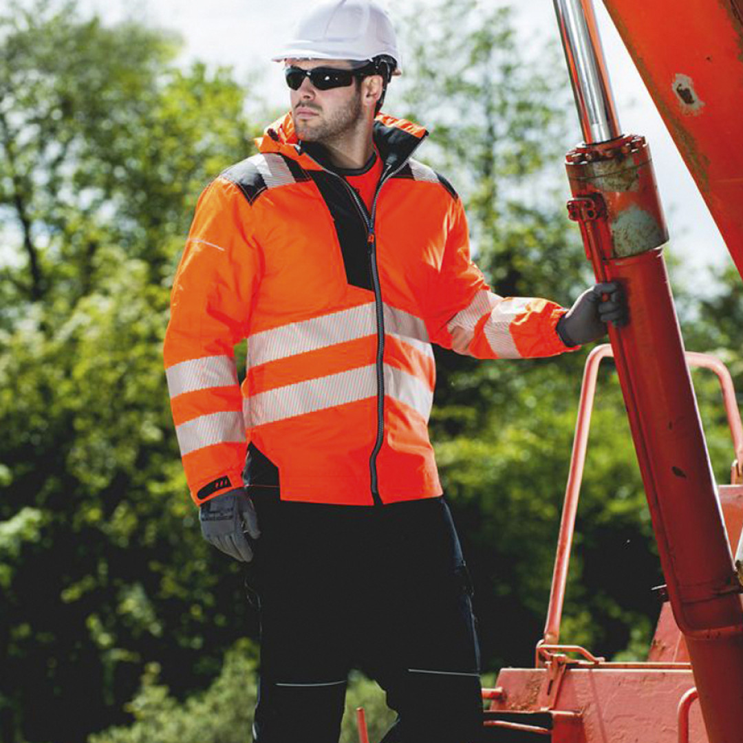 Miért fontos a láthatósági ruházat a munkavédelemben?